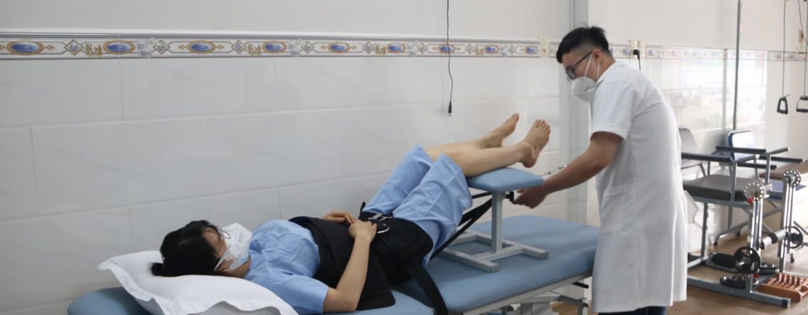 ĐIỀU TRỊ THOÁT VỊ ĐĨA ĐỆM LƯNG VÀ CỔ BẰNG MÁY KÉO GIÃN CỘT SỐNG