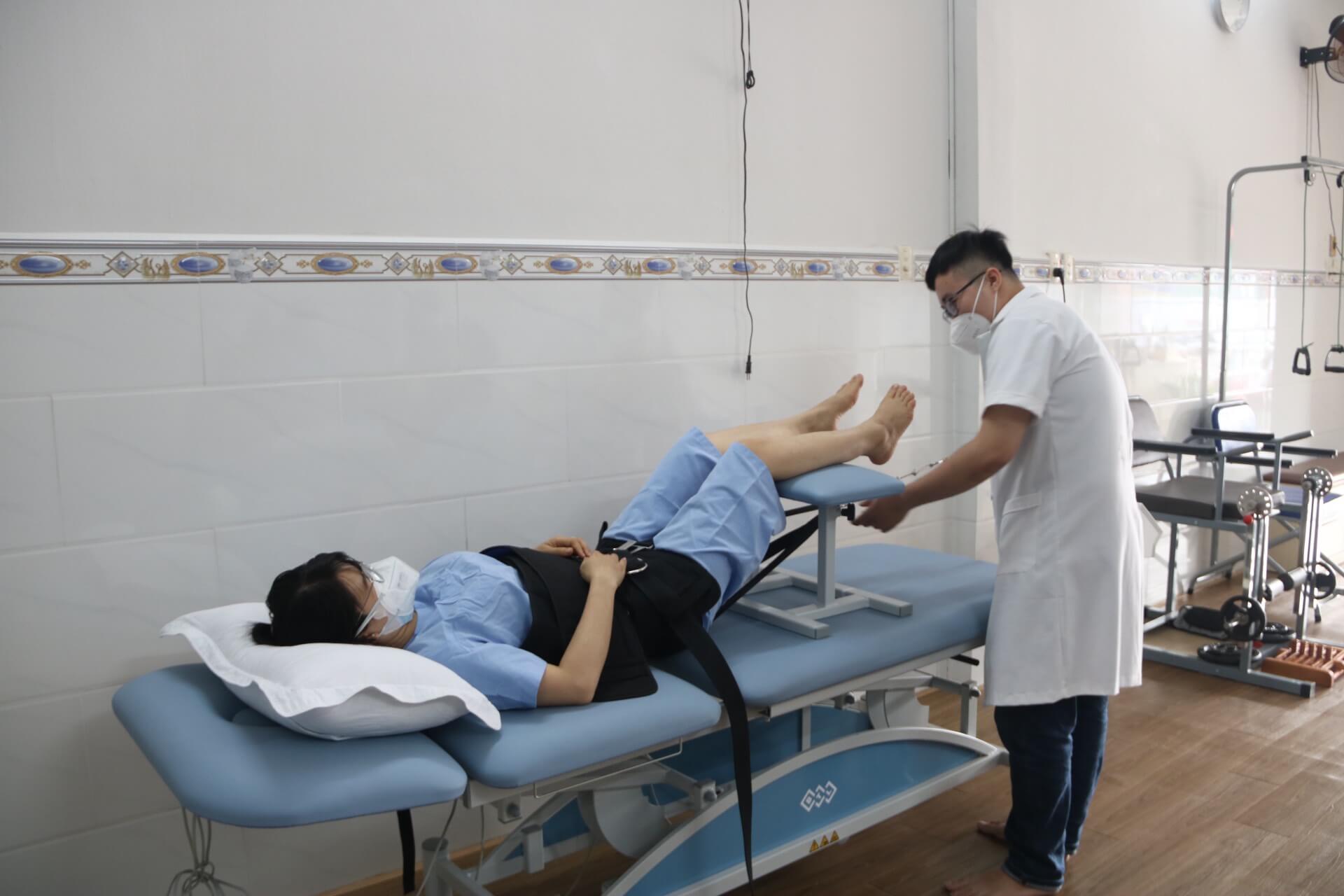 ĐIỀU TRỊ THOÁT VỊ ĐĨA ĐỆM LƯNG VÀ CỔ BẰNG MÁY KÉO GIÃN CỘT SỐNG